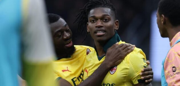 لياو يتألق: ميلان يخطف فوزًا قاتلًا من فيورنتينا ويتربع على صدارة الدوري الإيطالي