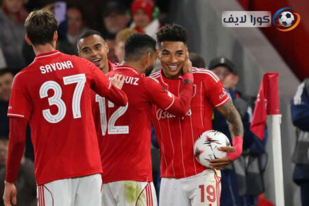 تشكيلة لاعبي نوتنغهام فورست وبرايتون قبل مباراة الدوري الإنجليزي الممتاز، مع شعاري الناديين.