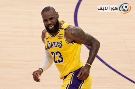ليبرون جيمس يرتدي زي تدريب لوس أنجلوس ليكرز، يظهر عليه علامات الإرهاق، في إشارة إلى إدارة إصابته.