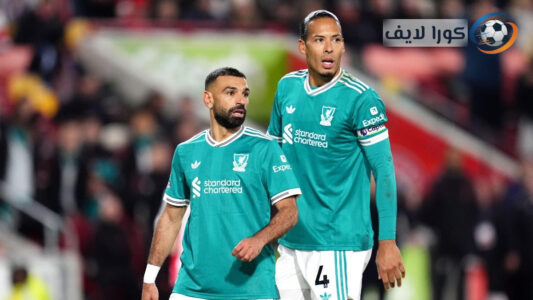 محمد صلاح يظهر عليه الإحباط على مقاعد البدلاء في مباراة ليفربول