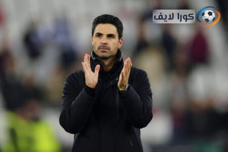 ميكيل أرتيتا يحتفل مع لاعبي أرسنال بعد التأهل لنهائي كأس الرابطة ويمبلي