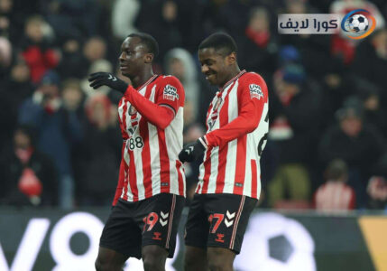 لاعبو سندرلاند يحتفلون بعد فوز 3-0 على بيرنلي في استاد ذا ستاديوم أوف لايت
