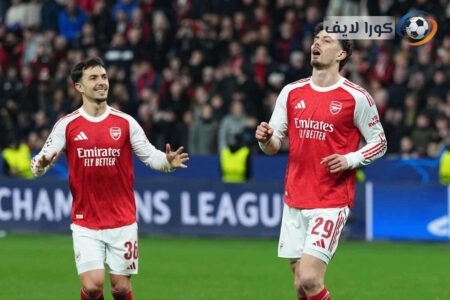 لاعبو أرسنال وإيفرتون يتنافسون على الكرة في مباراة بالدوري الإنجليزي الممتاز