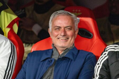 جوزيه مورينيو وفلورنتينو بيريز يتصافحان، مع شعار ريال مدريد في الخلفية، في إشارة إلى التكهنات حول عودة مورينيو.