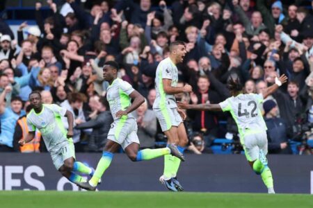 لاعبو مانشستر سيتي يحتفلون بهدف ضد تشيلسي في الدوري الإنجليزي الممتاز.