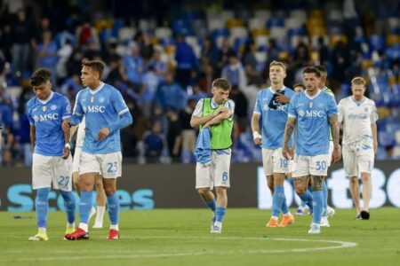 لاعبي نابولي وبوروسيا دورتموند يظهرون خيبة الأمل بعد خسارة أثرت على آمالهم في الفوز باللقب.