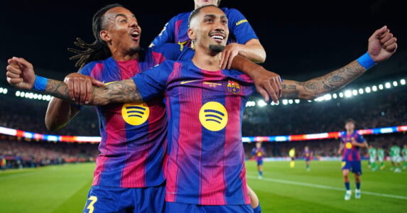 احتفال لاعبي برشلونة بعد الفوز التاريخي على ريال بيتيس في الكامب نو