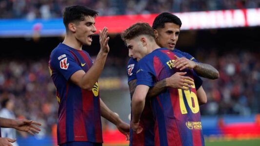 لاعبي برشلونة وريال بيتيس يستعدون لمباراة الليغا