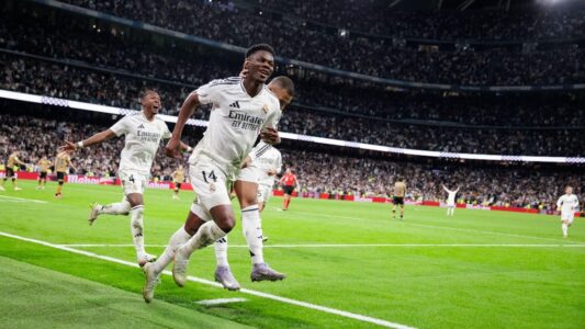 لاعبا ريال مدريد فالفيردي وتشواميني بعد فرض الغرامة