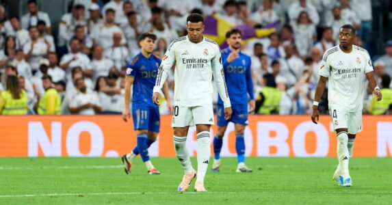 كيليان مبابي يدخل ملعب سانتياغو برنابيو وسط صافرات الاستهجان في مباراة ريال مدريد وأوفيدو.