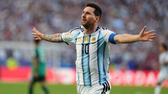 ليونيل ميسي يحتفل بهدفه التاريخي ليصبح الهداف الأول لكأس العالم