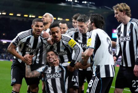 برونو غيماريش لاعب نيوكاسل يونايتد في مباراة كرة قدم