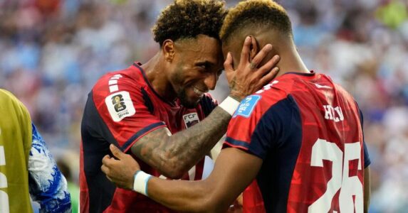لاعبي الرأس الأخضر يحتفلون بهدف التعادل ضد أوروغواي في كأس العالم.