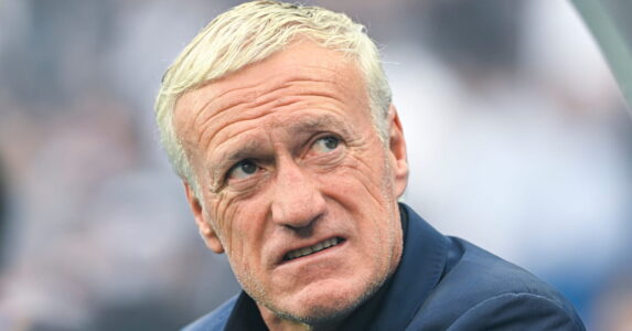 ديدييه ديشامب مدرب منتخب فرنسا يحتفل مع لاعبيه بعد الفوز في كأس العالم 2026