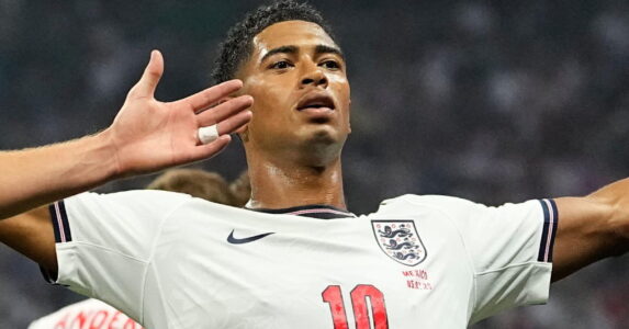 جود بيلينجهام يحتفل بهدف مع منتخب إنجلترا في كأس العالم.