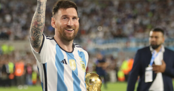ليونيل ميسي يحتفل بقميص الأرجنتين في كأس العالم 2026
