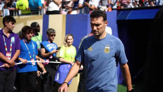 ليونيل سكالوني مدرب الأرجنتين يتحدث في مؤتمر صحفي بعد خسارة نهائي كأس العالم 2026.