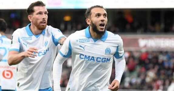 لاعبي أولمبيك مارسيليا يحتفلون بهدف ضد ستراسبورغ في الدوري الفرنسي.