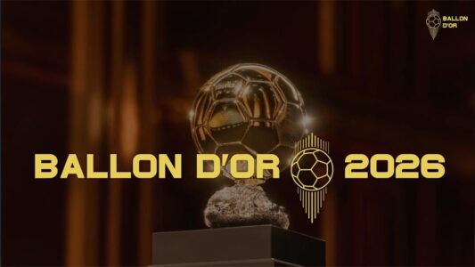 شعار الكرة الذهبية ومجلة فرانس فوتبول مع خلفية لكأس العالم 2026