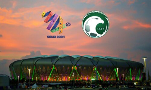 صورة بانورامية لملاعب كرة قدم حديثة في السعودية مع شعار كأس العالم 2034
